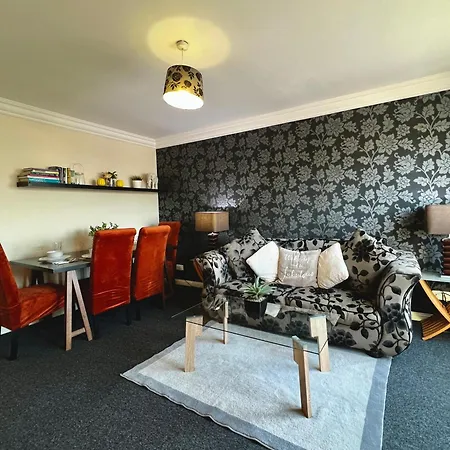 Stylish Modern Flat With Juliet Balcony & Parking Apartmán