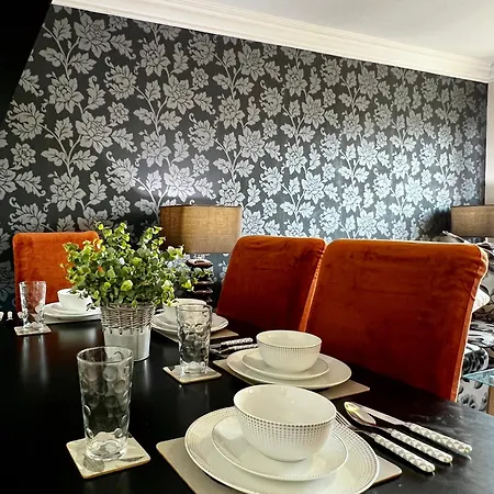 Stylish Modern Flat With Juliet Balcony & Parking Apartmán