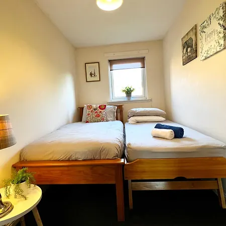 Stylish Modern Flat With Juliet Balcony & Parking