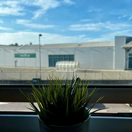 Stylish Modern Flat With Juliet Balcony & Parking *