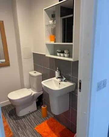 Radiant Homes 2 Bedrooms 2 Bathrooms Free Parking 아파트