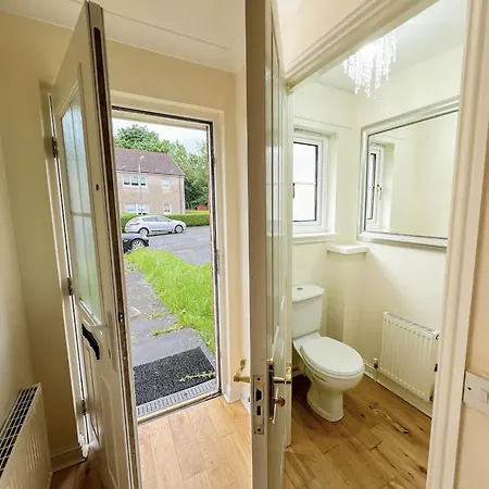 - Entire House - Free Parking , Free Super Fast Wifi , Private Garden & Parking Security