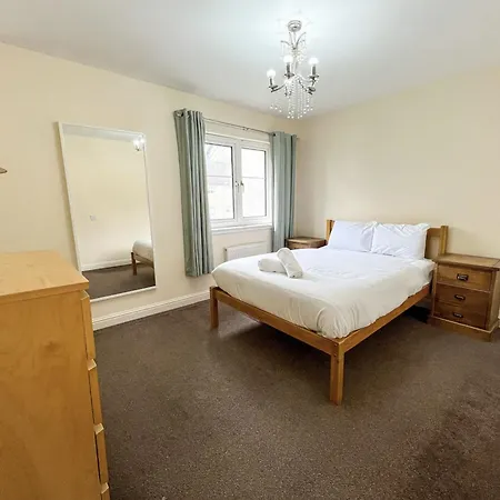 Villa - Entire House - Free Parking , Free Super Fast Wifi , Private Garden & Parking Security Glasgow