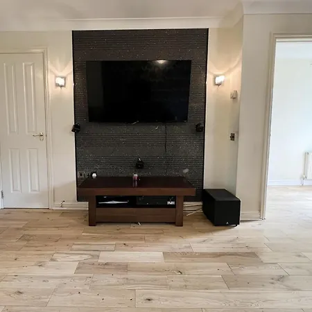 - Entire House - Free Parking , Free Super Fast Wifi , Private Garden & Parking Security *