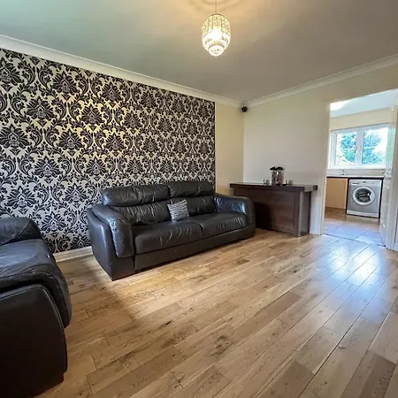 - Entire House - Free Parking , Free Super Fast Wifi , Private Garden & Parking Security