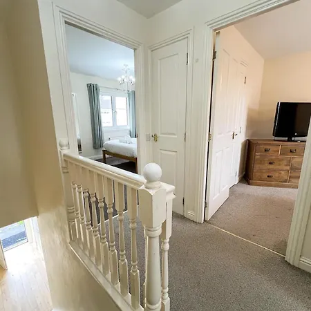 - Entire House - Free Parking , Free Super Fast Wifi , Private Garden & Parking Security Villa Glasgow