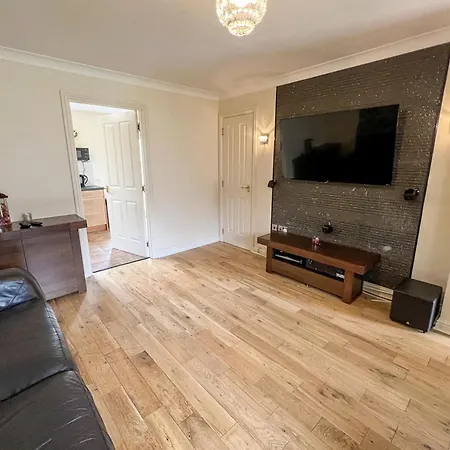 - Entire House - Free Parking , Free Super Fast Wifi , Private Garden & Parking Security Glasgow