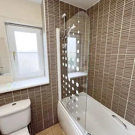 - Entire House - Free Parking , Free Super Fast Wifi , Private Garden & Parking Security *