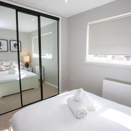 Stylish And Modern 2 Bed House *