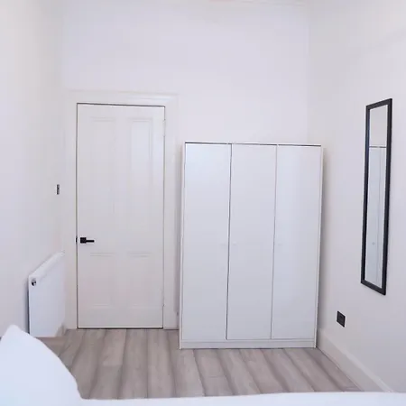 Recently Refurbished 2 Bedroom Apartment! *