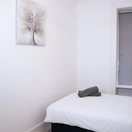 Recently Refurbished 2 Bedroom Apartment! Glasgow