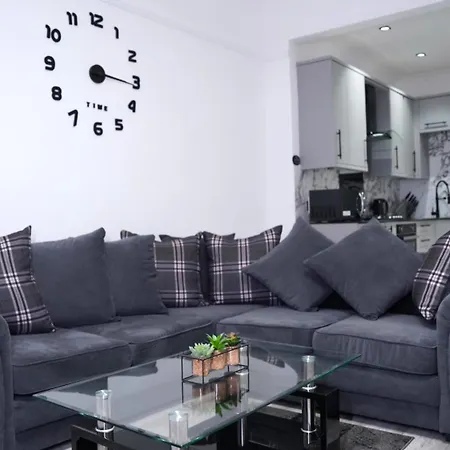 Recently Refurbished 2 Bedroom Apartment! Apartment Glasgow