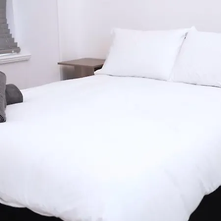 Recently Refurbished 2 Bedroom Apartment! Glasgow