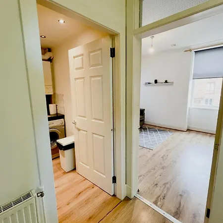 Chic Retreat In Ibrox *