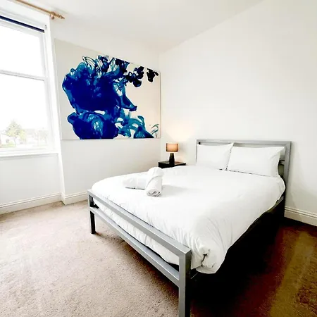 Chic Retreat In Ibrox