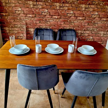 - Entire House - Free Parking , Free Super Fast Wifi , Private Garden & Parking Security 别墅 *