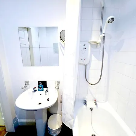 Chic Retreat In Ibrox