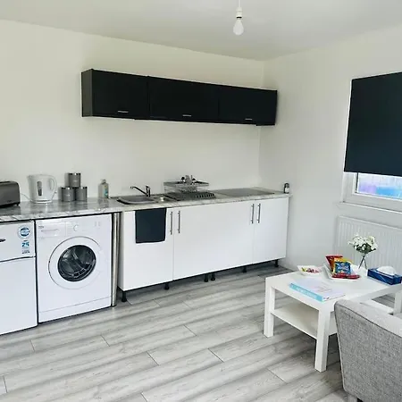 Entire Private 1 Bedroom - Guest In Апартаменты *