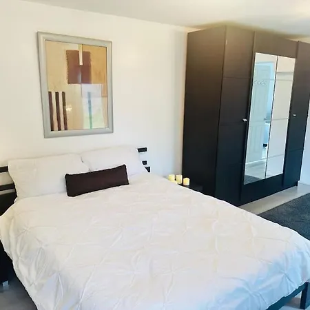 Апартаменты Entire Private 1 Bedroom - Guest In Глазго
