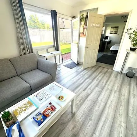 Апартаменты Entire Private 1 Bedroom - Guest In Глазго