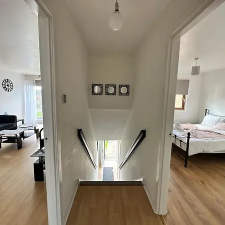アパート 2 Bed Entire Upper Flat In *