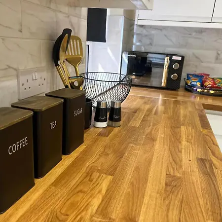 3 Bed - Sleeps 7 - Free Parking - Location Дом отдыха *