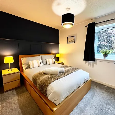 Ground Floor Flat With Free Parking & Wifi *