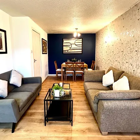 Ground Floor Flat With Free Parking & Wifi 아파트