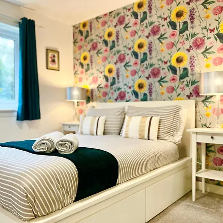 아파트 Ground Floor Flat With Free Parking & Wifi