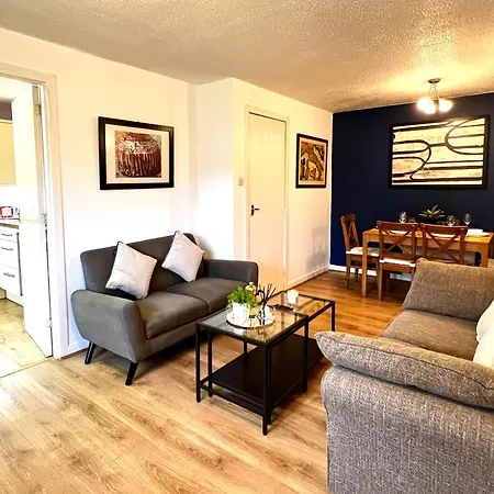 Ground Floor Flat With Free Parking & Wifi 아파트