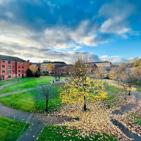 Ground Floor Flat With Free Parking & Wifi 아파트