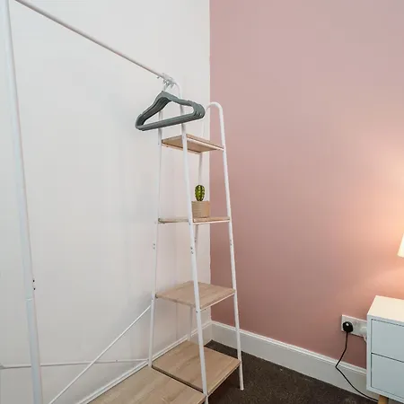4 Beds - Gateway Getaway With Free Parking Appartamento