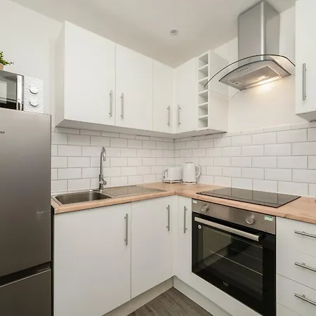 4 Beds - Gateway Getaway With Free Parking Apartment *