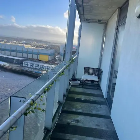 At Harbour With Balcony And River View Apartment