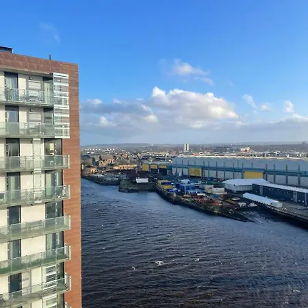 At Harbour With Balcony And River View * Glasgow