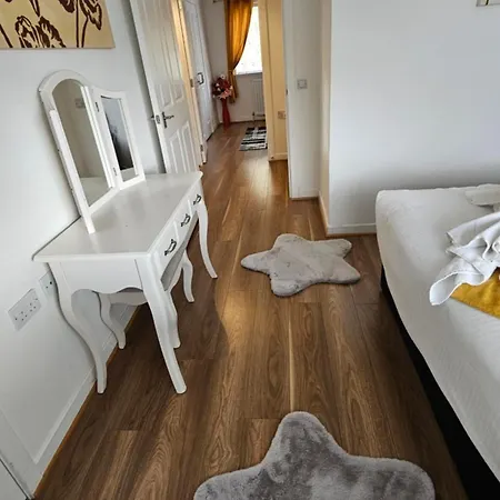 Silverburn New House With Free Parking And Garden