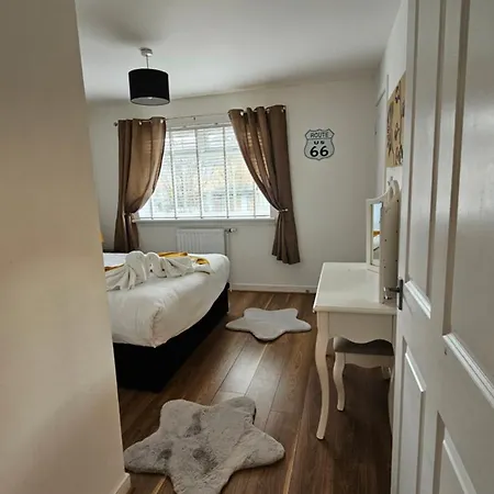 Silverburn New House With Free Parking And Garden Vakantiehuis