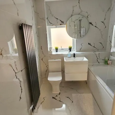 Silverburn New House With Free Parking And Garden *