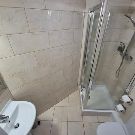 Douglas Hotel 3*