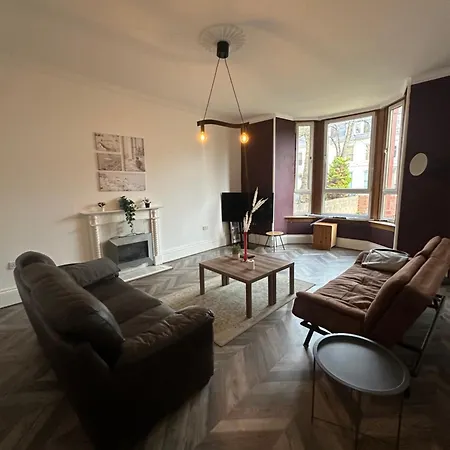 Spacious 5 Bedroom House Close To West End *