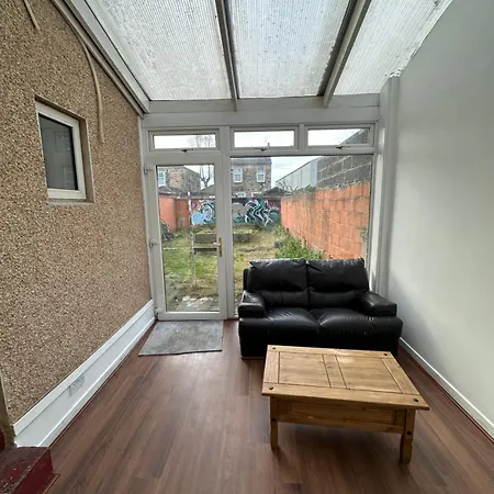 Spacious 5 Bedroom House Close To West End Feriehus *