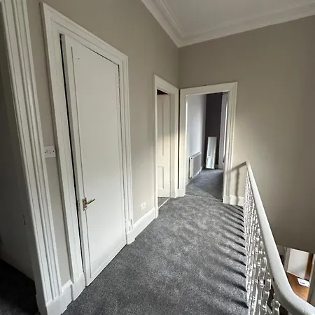 Holiday home Spacious 5 Bedroom House Close To West End *