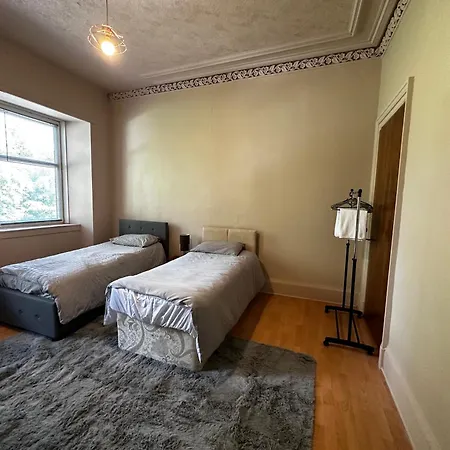 Traditional 5 Bedroom House Free Parking Westend بيت للعطل