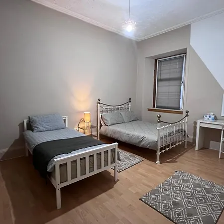 Traditional 5 Bedroom House Free Parking Westend غلاسغو