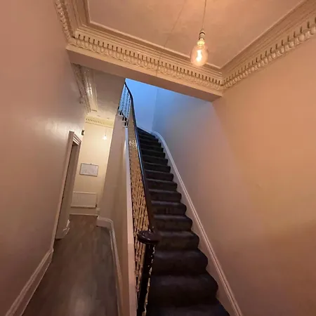Traditional 5 Bedroom House Free Parking Westend * غلاسغو