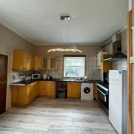 Traditional 5 Bedroom House Free Parking Westend غلاسغو