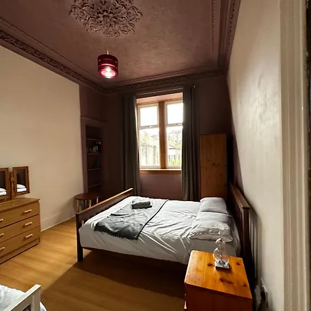 Traditional 5 Bedroom House Free Parking Westend 度假居 *