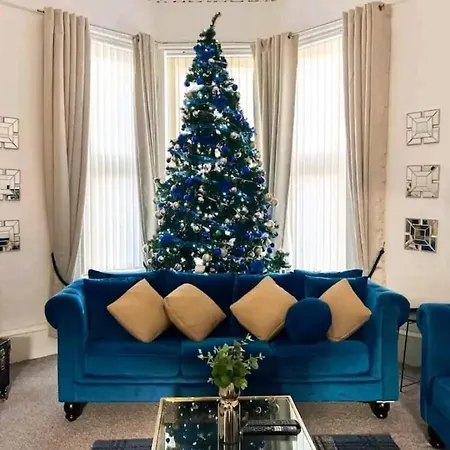 10 Bedrooms Pool Table Garden Piano Apartment Glasgow