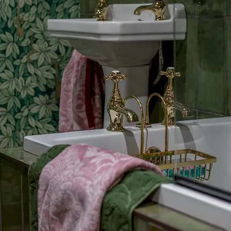 Pass The Keys Magical Mews Hideaway: Quirky Experience