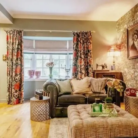 Pass The Keys Magical Mews Hideaway: Quirky Experience Holiday home